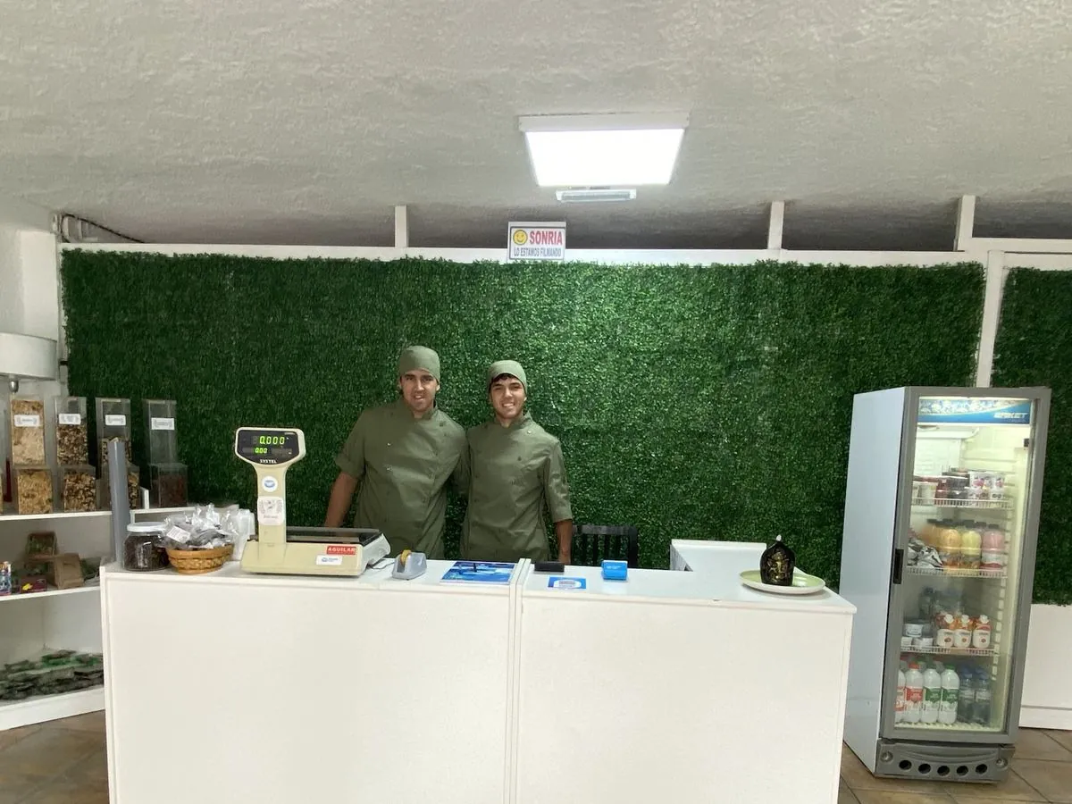 Los dos hermanos detrás del mostrador